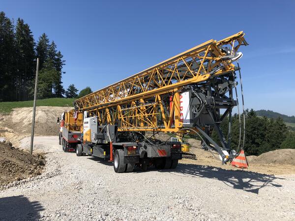 Liebherr 43 Meter Kran unterwegs