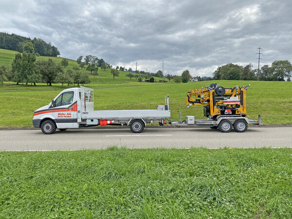 Raupenkran unterwegs auf Lieferwagen-Anhänger